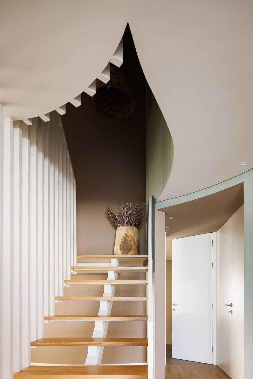 Open-tread staircase by Sandra Micaela Casinha Atelier