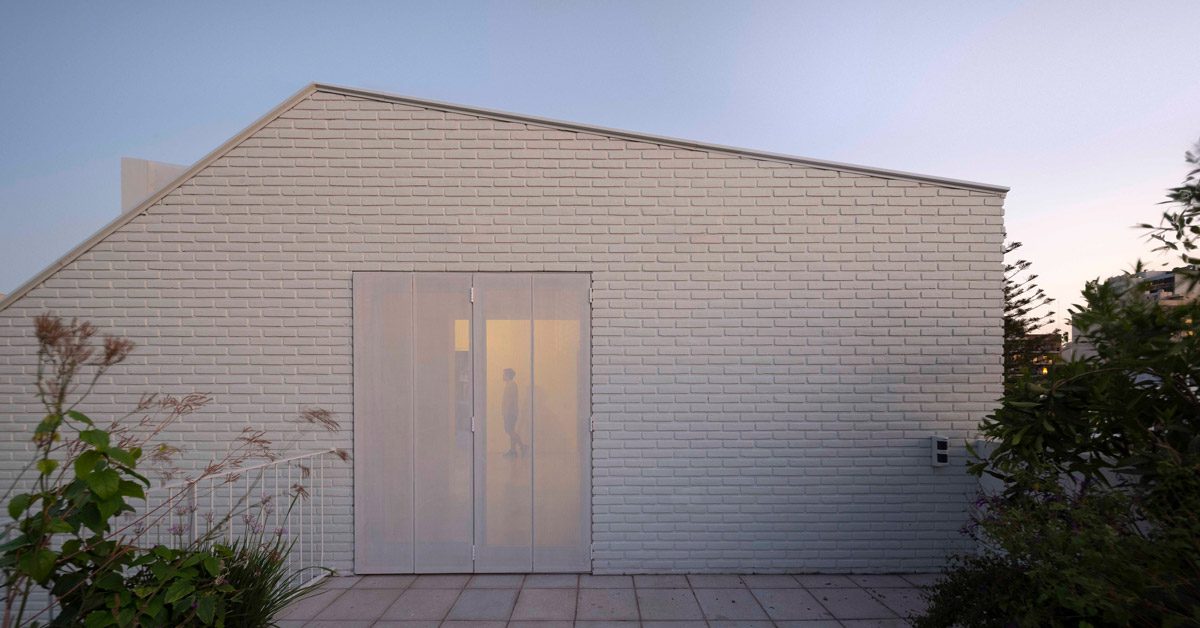 BHY Arquitectos arranges multiple courtyards in white Argentinian house - Vimarsana News