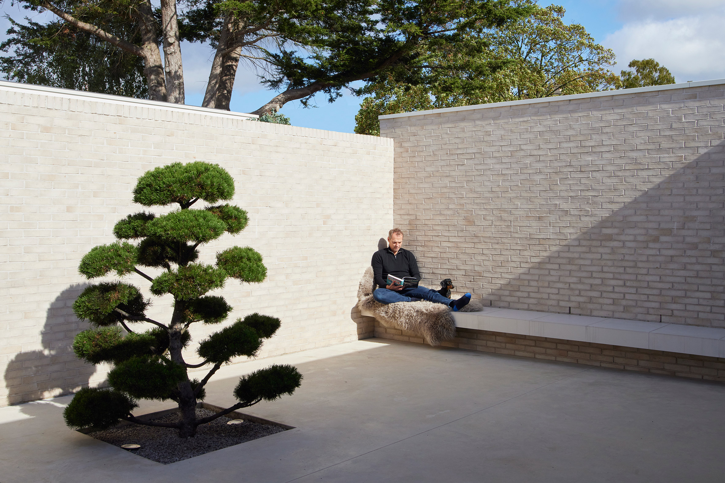 Courtyard of minimalist home by Ström Architects
