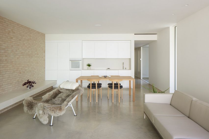 Cocina y sala de estar de planta abierta por Ström Architects