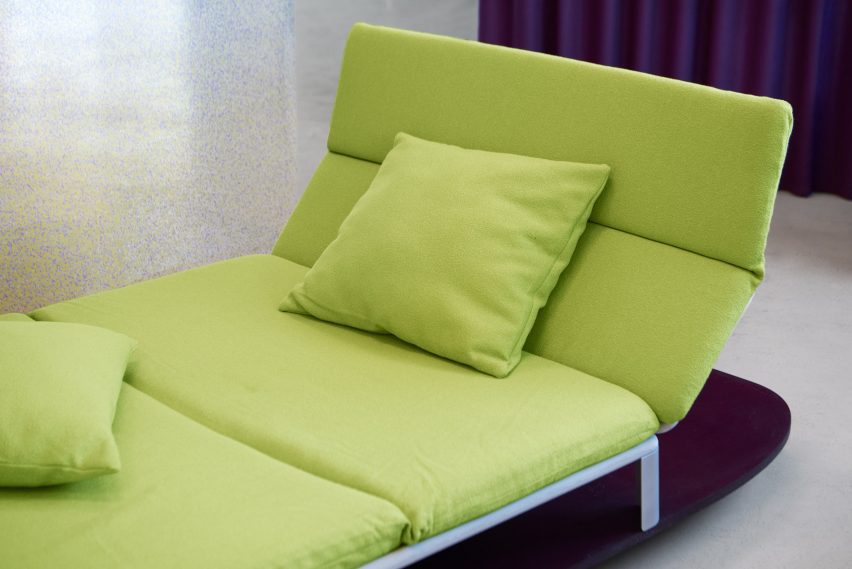 Foto del prototipo Couch in an Envelope de Space10 en exhibición en una exposición