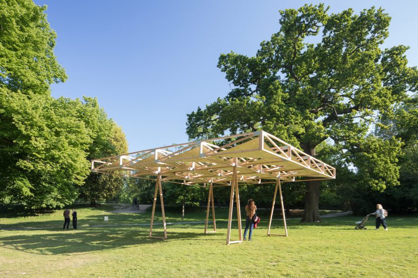 Деревянный павильон Craft Not Carbon в парке Кристал Пэлас