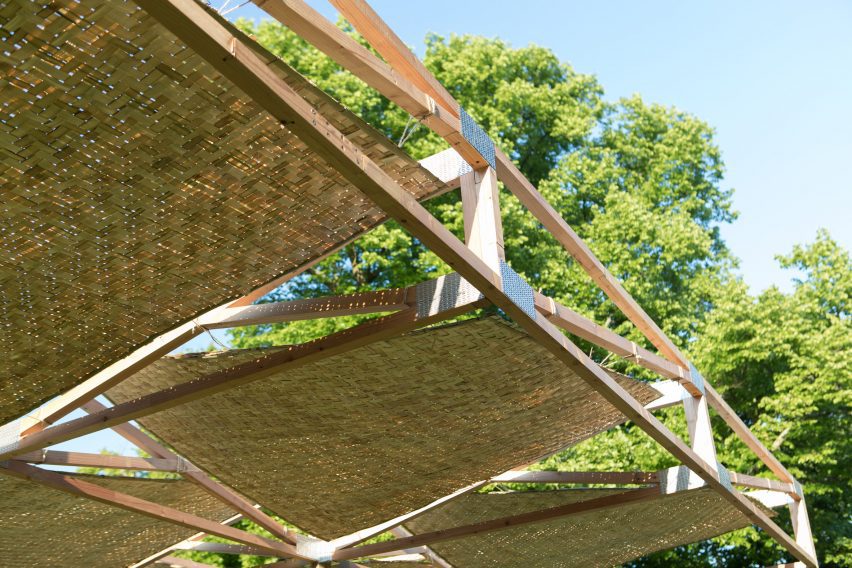 Parte inferior de un techo de estructura de madera con inserciones de bambú tejido