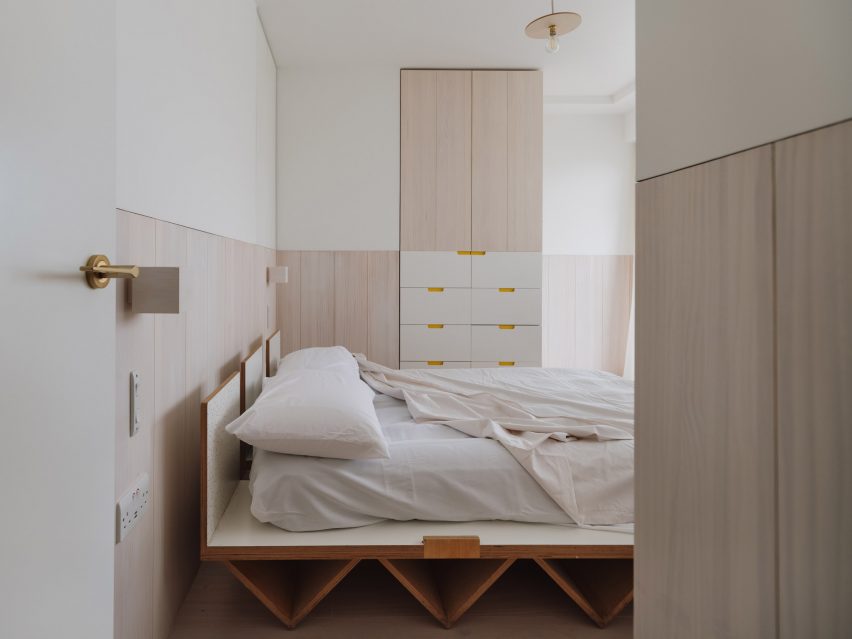 Bedroom in Dragon Flat by Tsuruta Architects