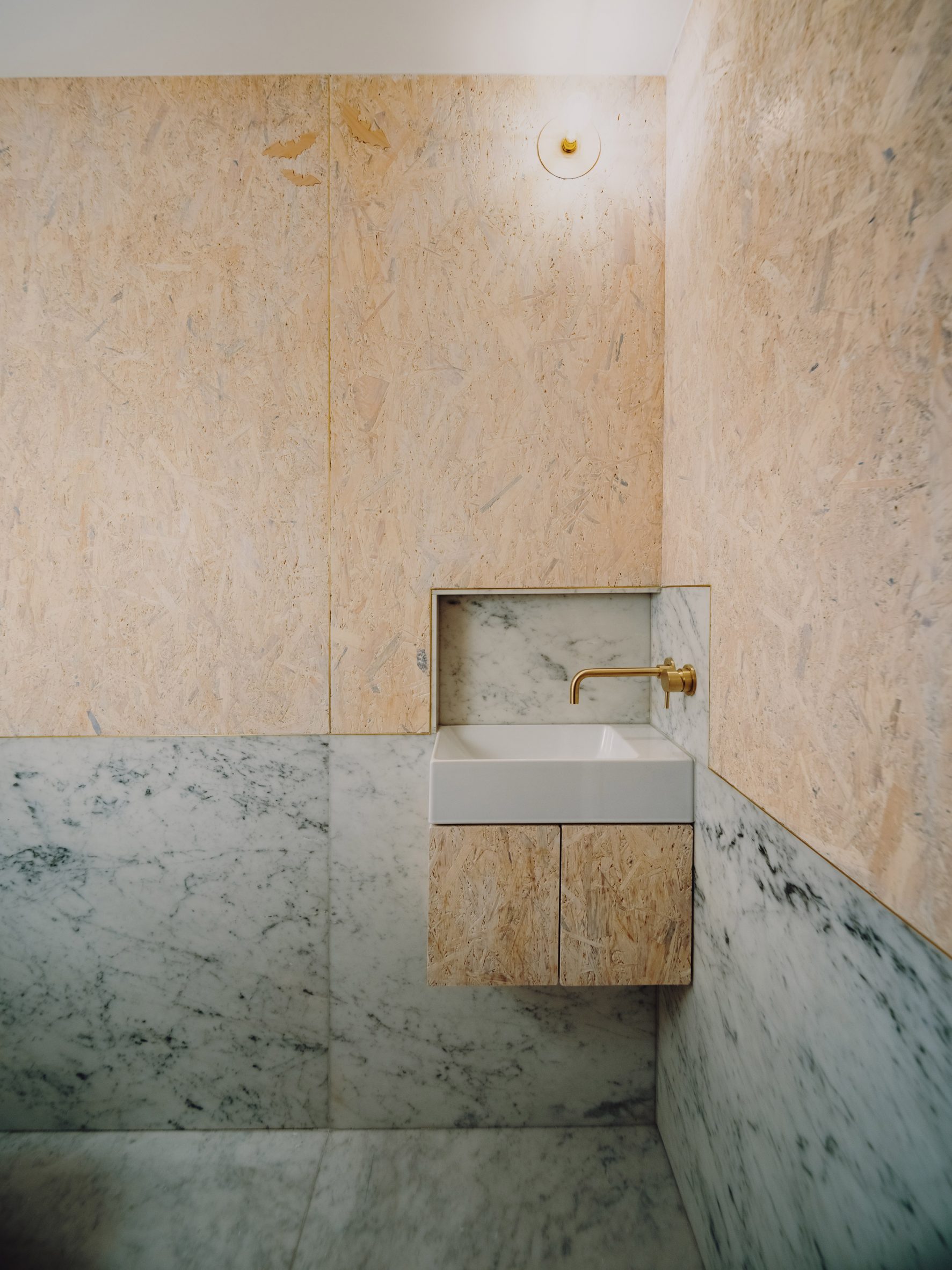 Bathroom in Dragon Flat by Tsuruta Architects