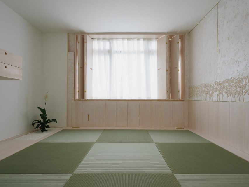 Комната с татами в Dragon Flat от Tsuruta Architects