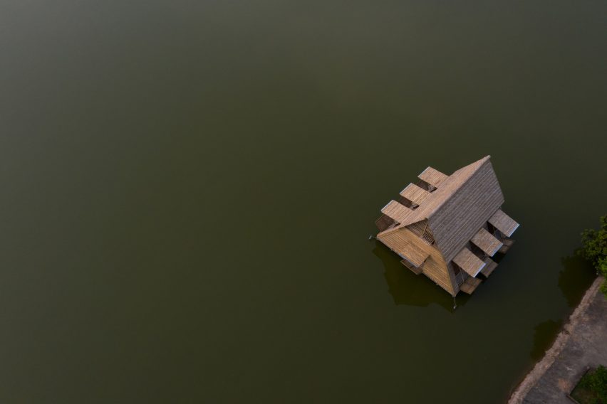 Вид с воздуха на плавучий бамбуковый дом от H&P Architects