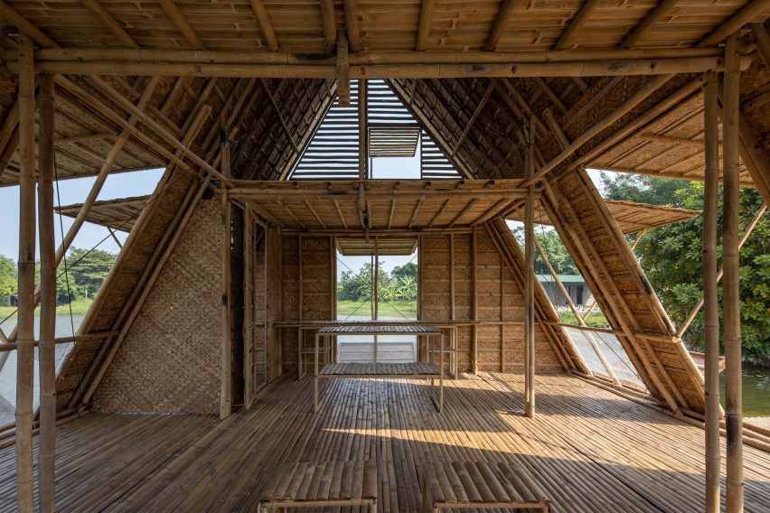 Interior de la Casa Flotante de Bambú por H&P Architects