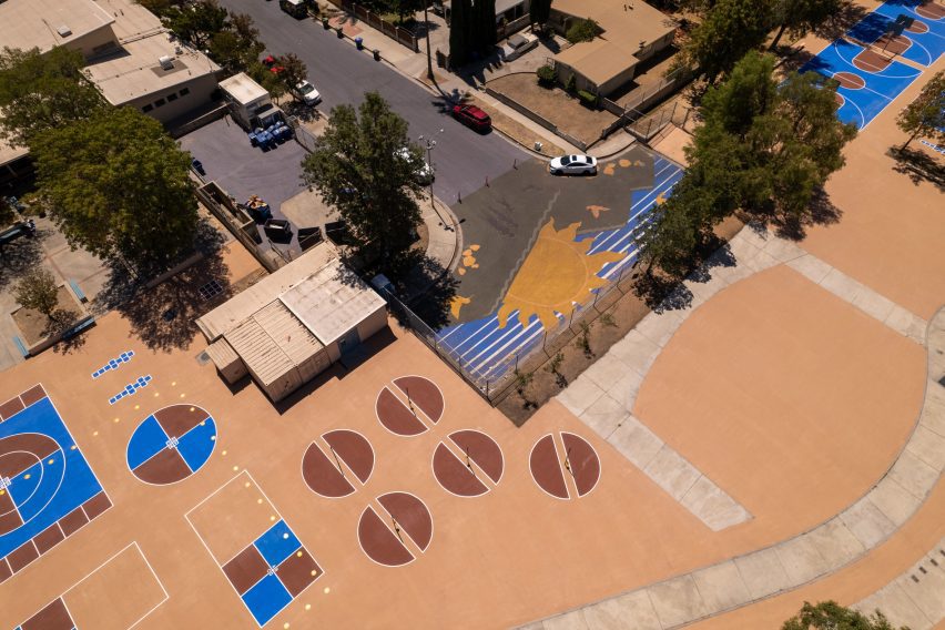 Parco giochi con rivestimento riflettente solare colorato