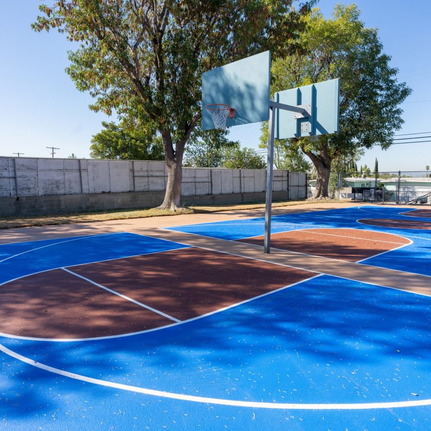 Баскетбольная площадка с солнцезащитным покрытием