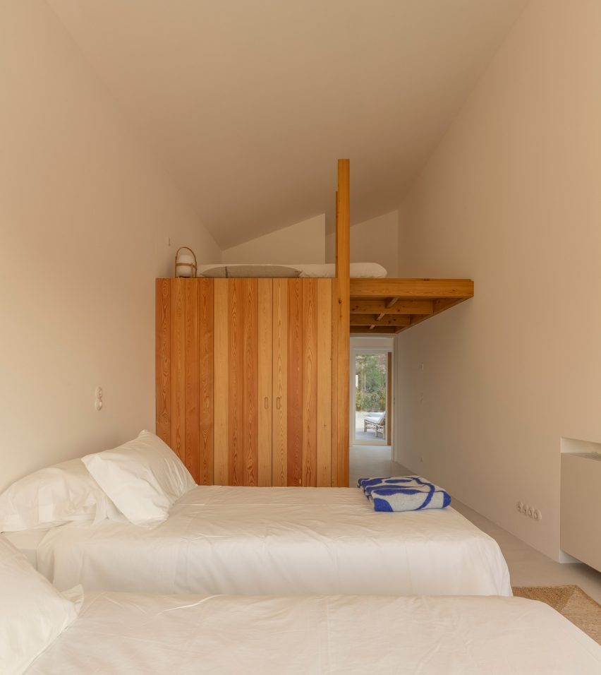 Dormitorio con altillo en la villa de vacaciones Pura Comporta de Falcão de Campos