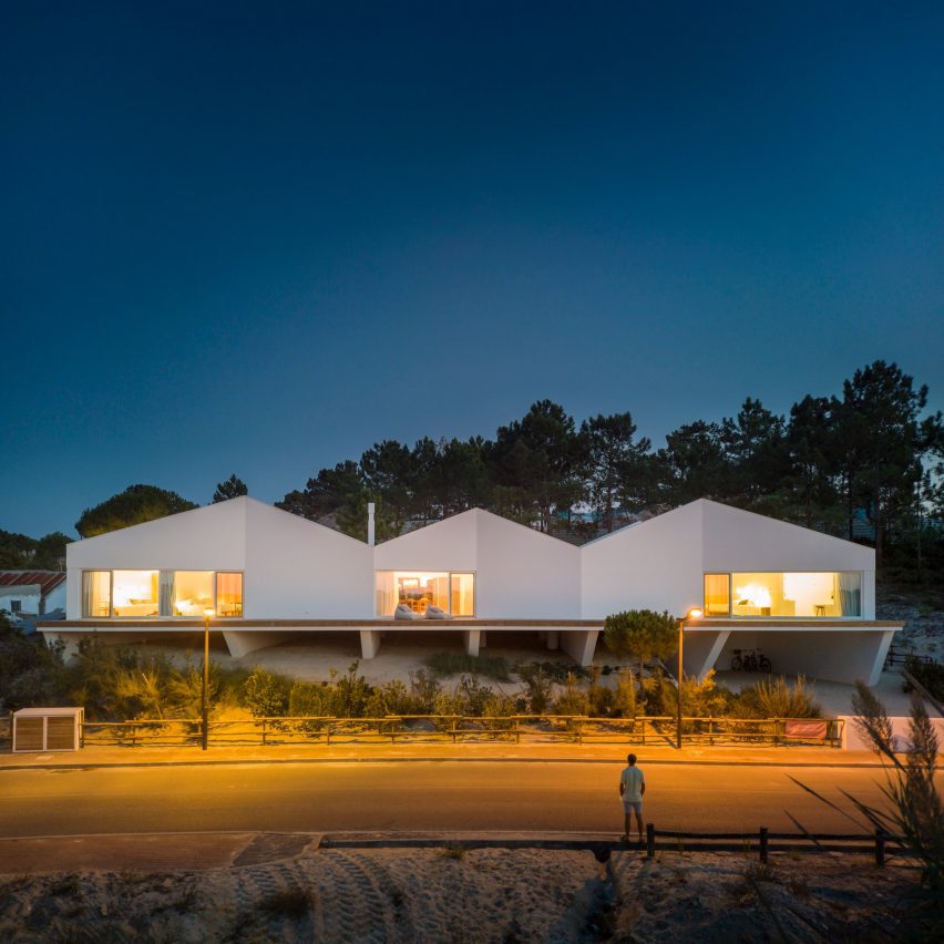 Vista nocturna de la villa de vacaciones Pura Comporta por Falcão de Campos