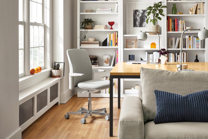 Silla de oficina Gray Path en una sala de estar con pisos de madera y estanterías blancas
