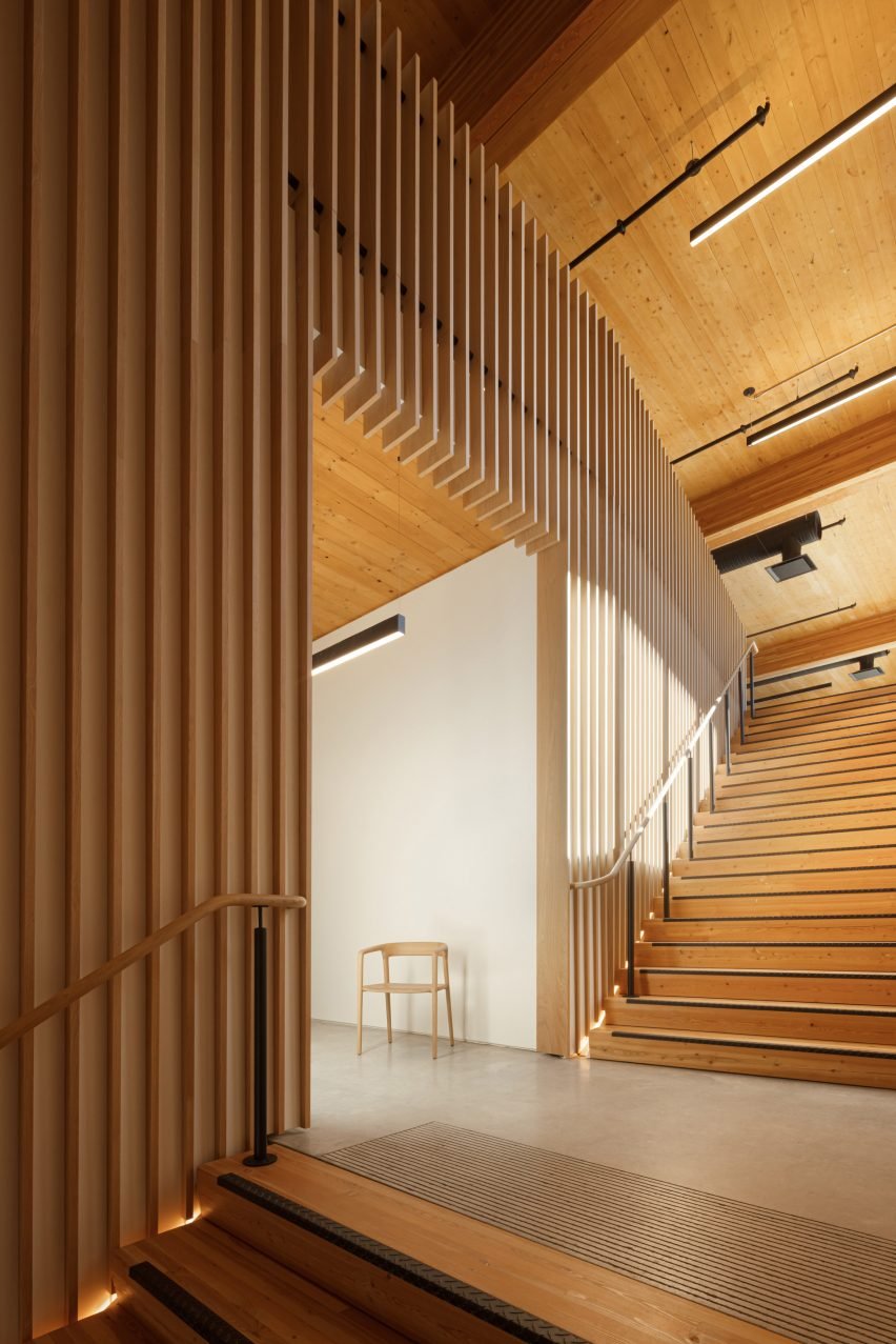escalera principal de madera