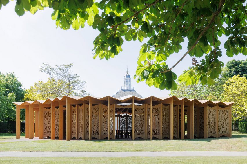 Serpentine Pavilion de madera circular por Lina Ghotmeh