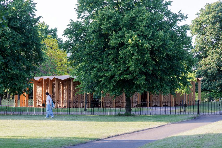 Serpentine Pavilion en Kensington Gardens por Lina Ghotmeh