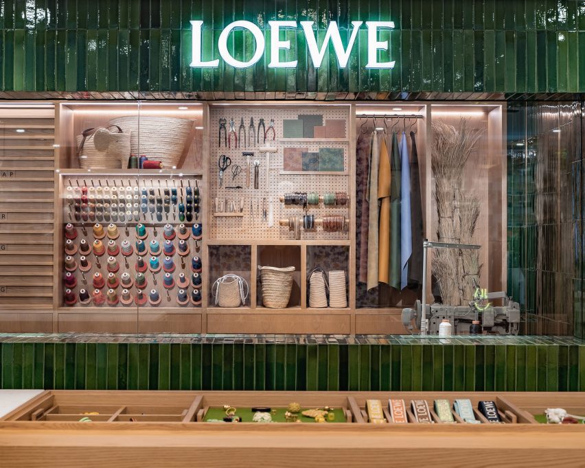 La tienda Loewe ReCraft de Osaka conserva y repara la marroquinería de la marca