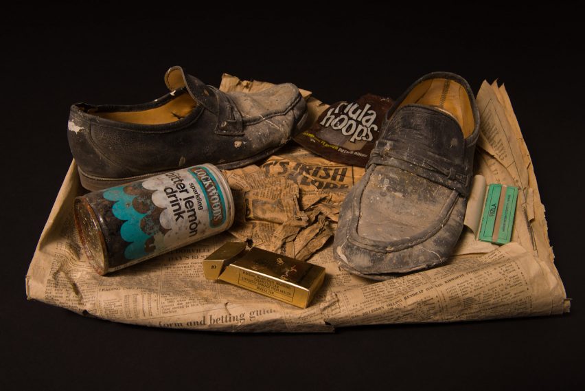 Zapatos viejos encontrados debajo del cine Barbican