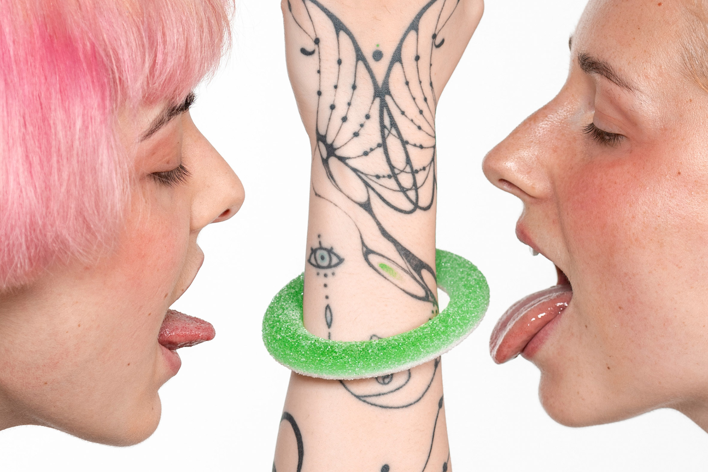 Green bangle on a tattooed arm by Lucerne School of Art and Design student