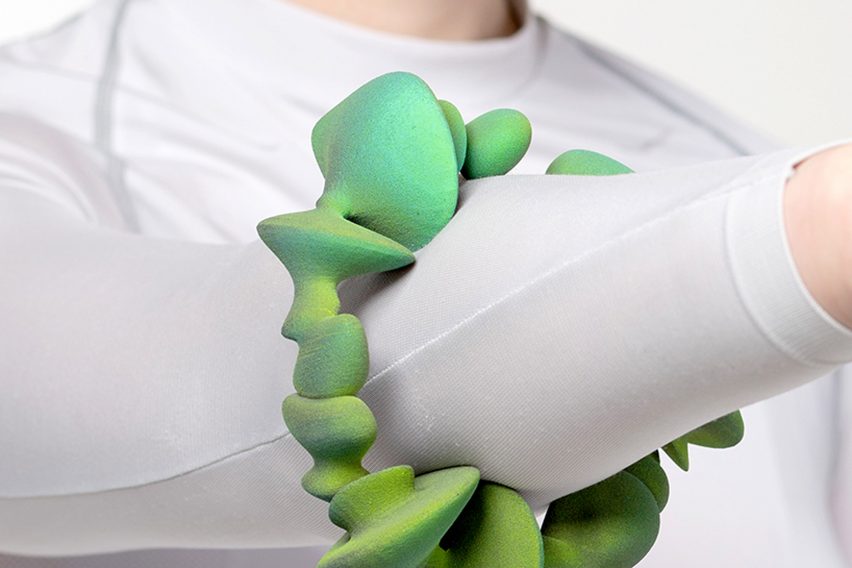 Brazalete bulboso de ombre verde en el brazo de una persona por un estudiante de la Escuela de Arte y Diseño de Lucerna