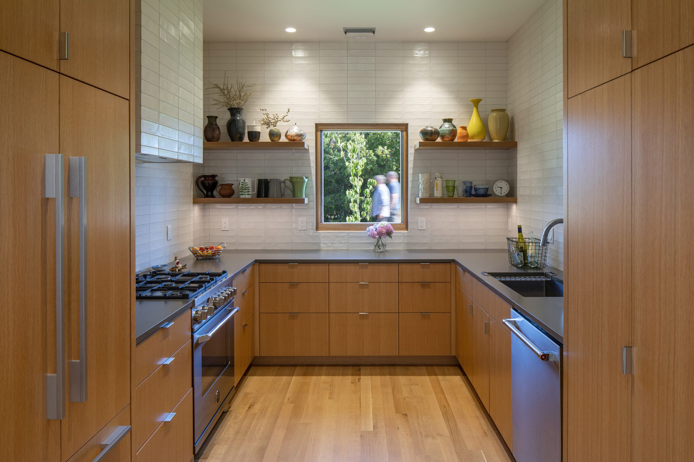 Timber kitchen within Meadow House by Waechter Architecture