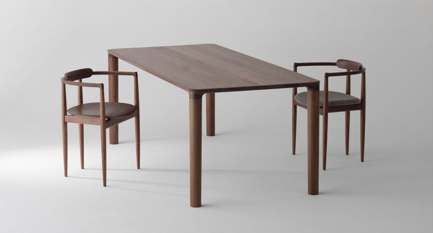 Dark wood Maiu table by Koyori with two armchairs