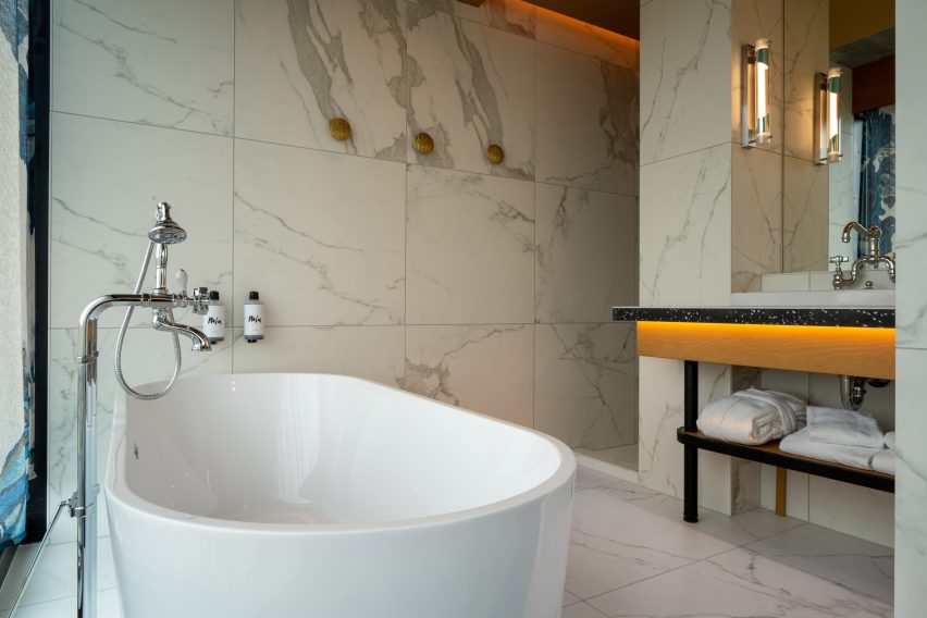 Лайонел Жадо объединился с Woit Foundry для создания нестандартных ручек в ванных комнатах.
