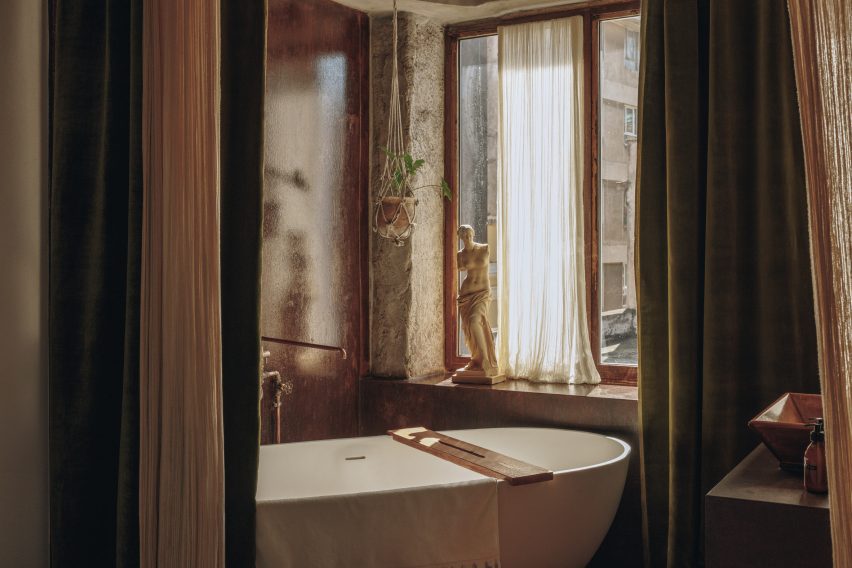 Corian bathtub in Mona Athens guest room