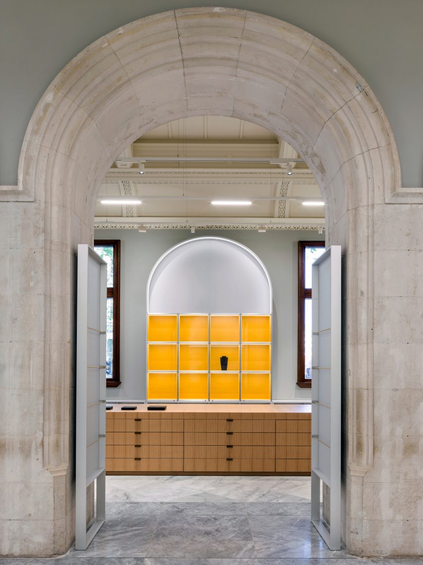 Желтые и деревянные витрины в магазине Национальной портретной галереи