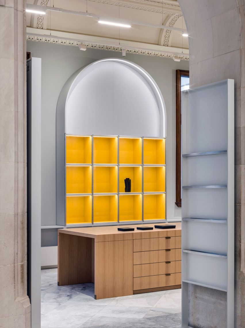 Желтые и деревянные шкафы в торговых помещениях от Alex Cochrane Architects