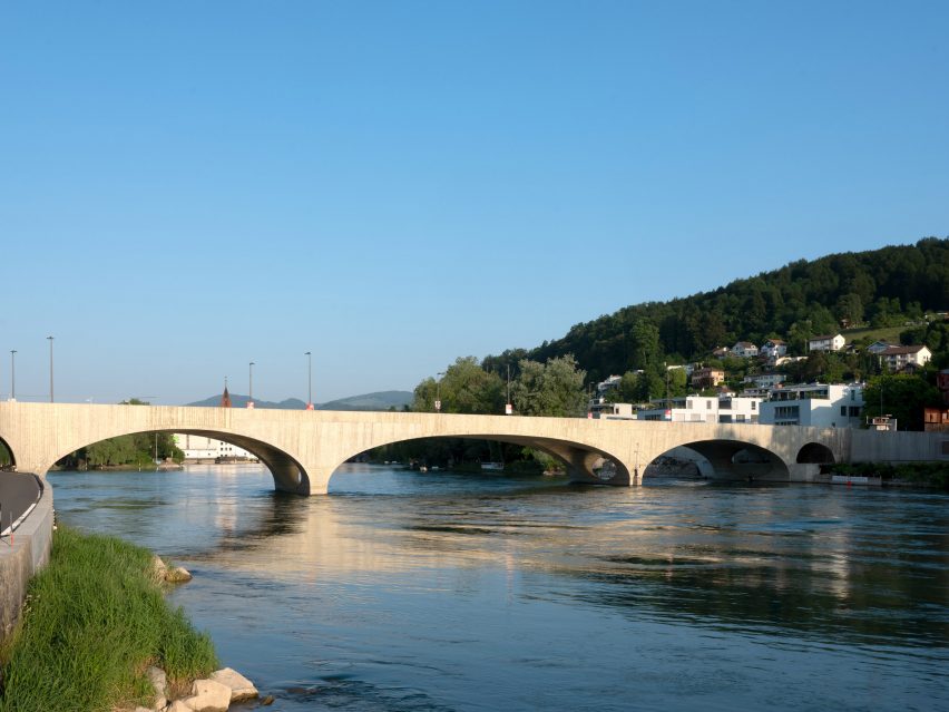 Puente de hormigón sobre el río Aare