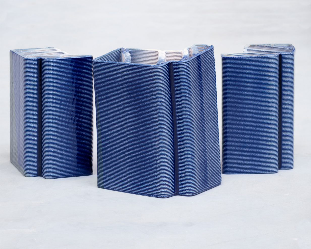 New Delft Blue archways wrapped in 3,000 unique 3D-printed ceramics ...