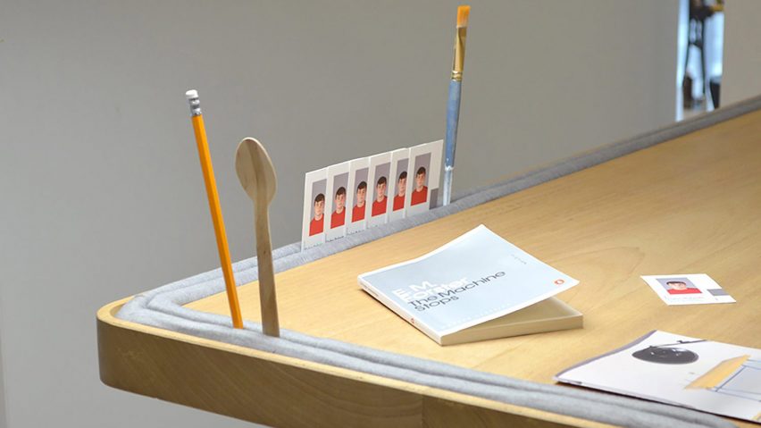 Fotografía que muestra un escritorio con borde alrededor del borde para sostener cosas