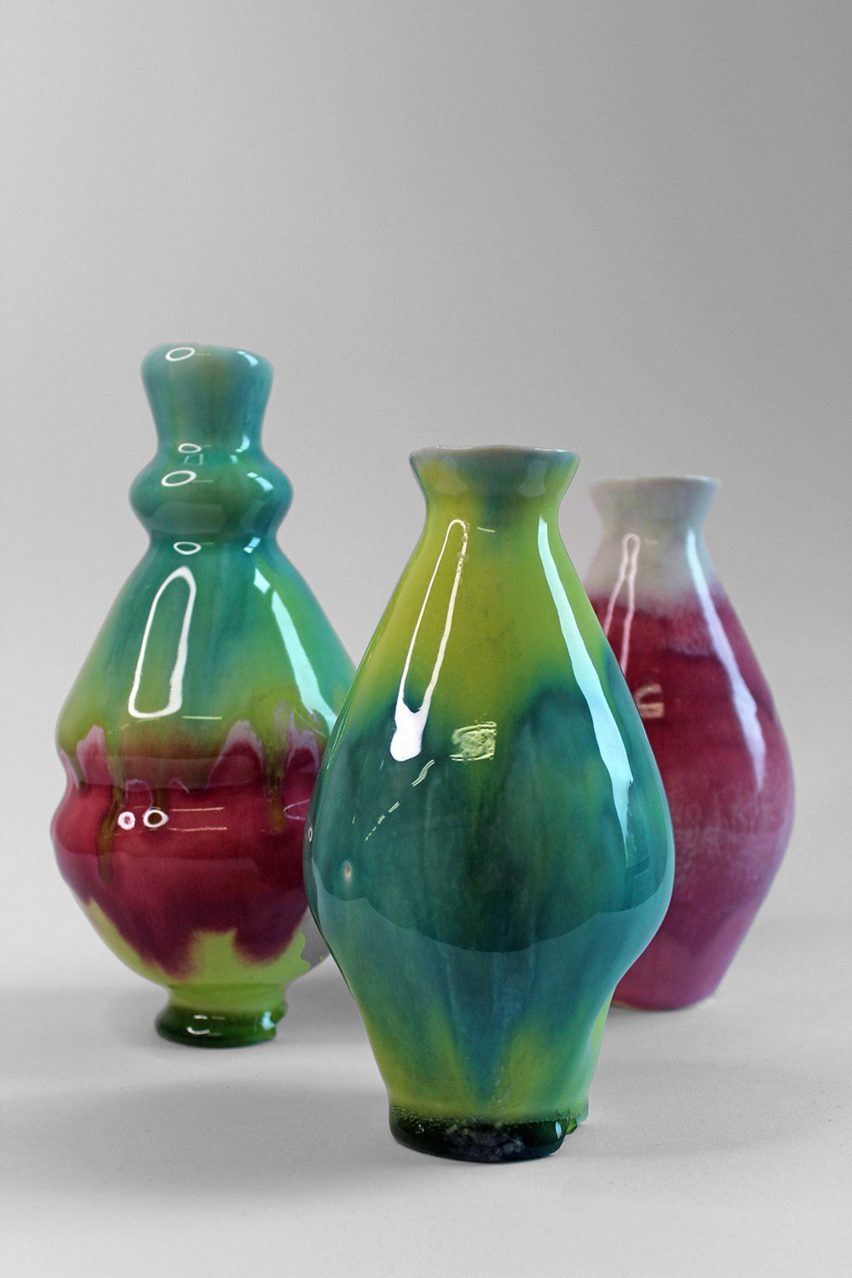Tres botellas de cerámica en tonos verdes, azules y rosas