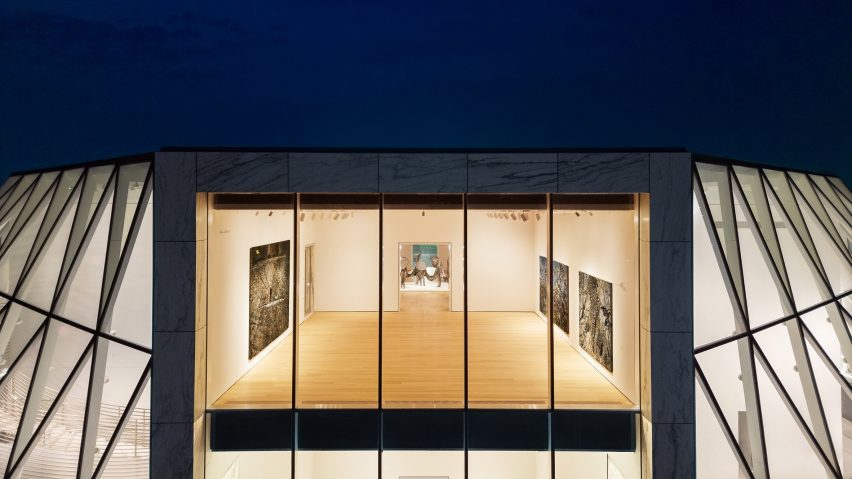 Central gallery in glass-clad extension