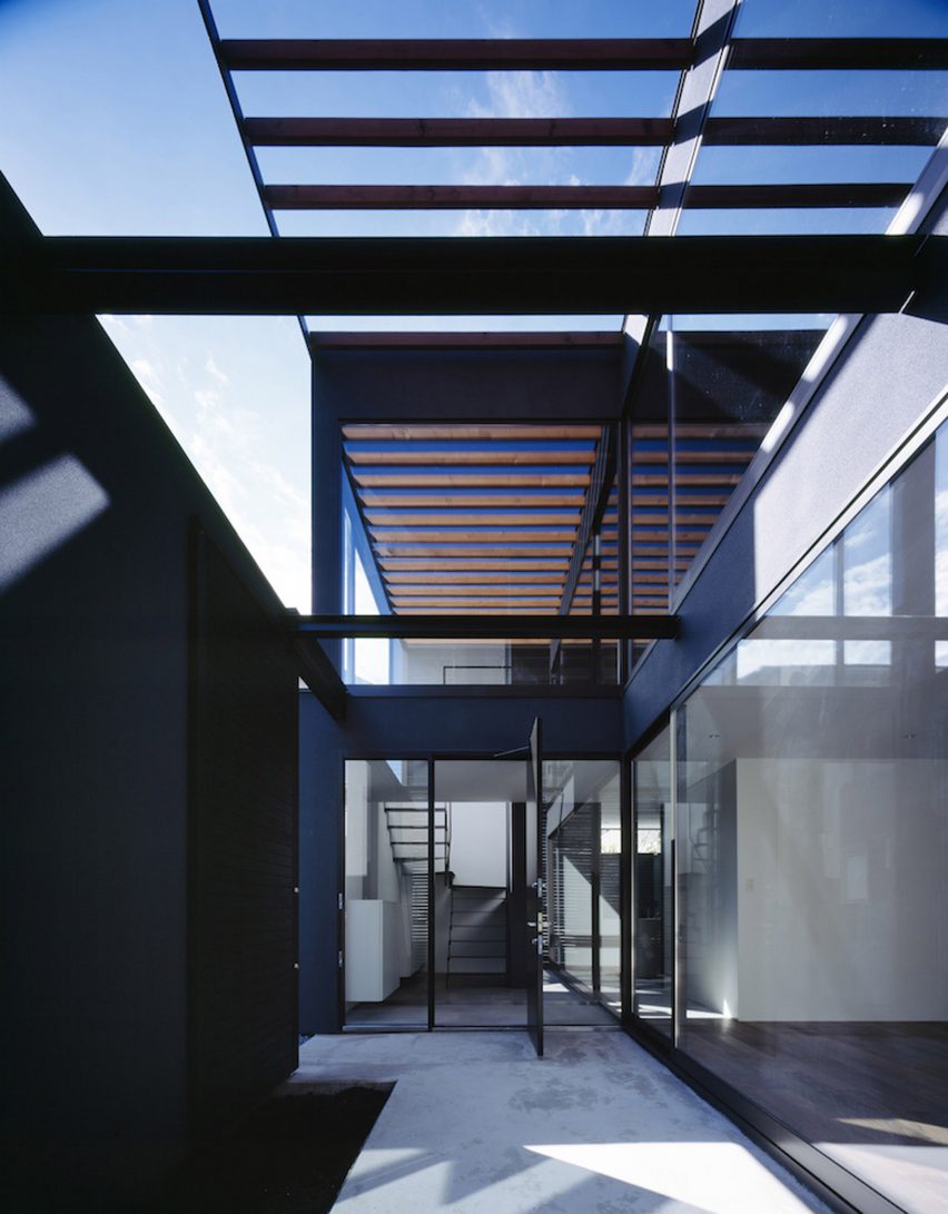 Pergola House by Apollo Architects & Associates