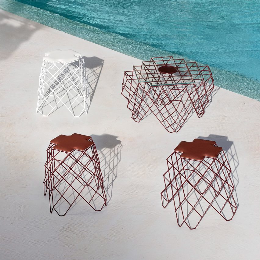 Wire mesh R24 stools and coffee tables at a poolside by Gandia Blasco