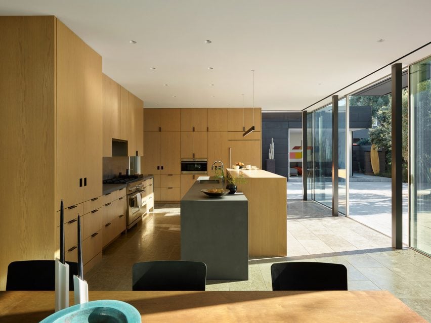 Деревянная кухня в современном доме в Санта-Монике от Walker Warner Architects