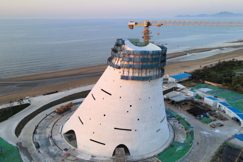 Солнечная башня на побережье в Китае