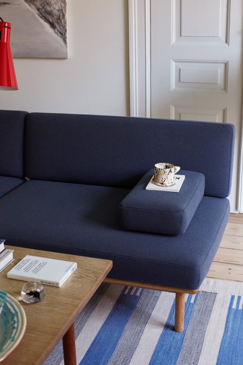 Sofá azul en el interior de estilo escandinavo.