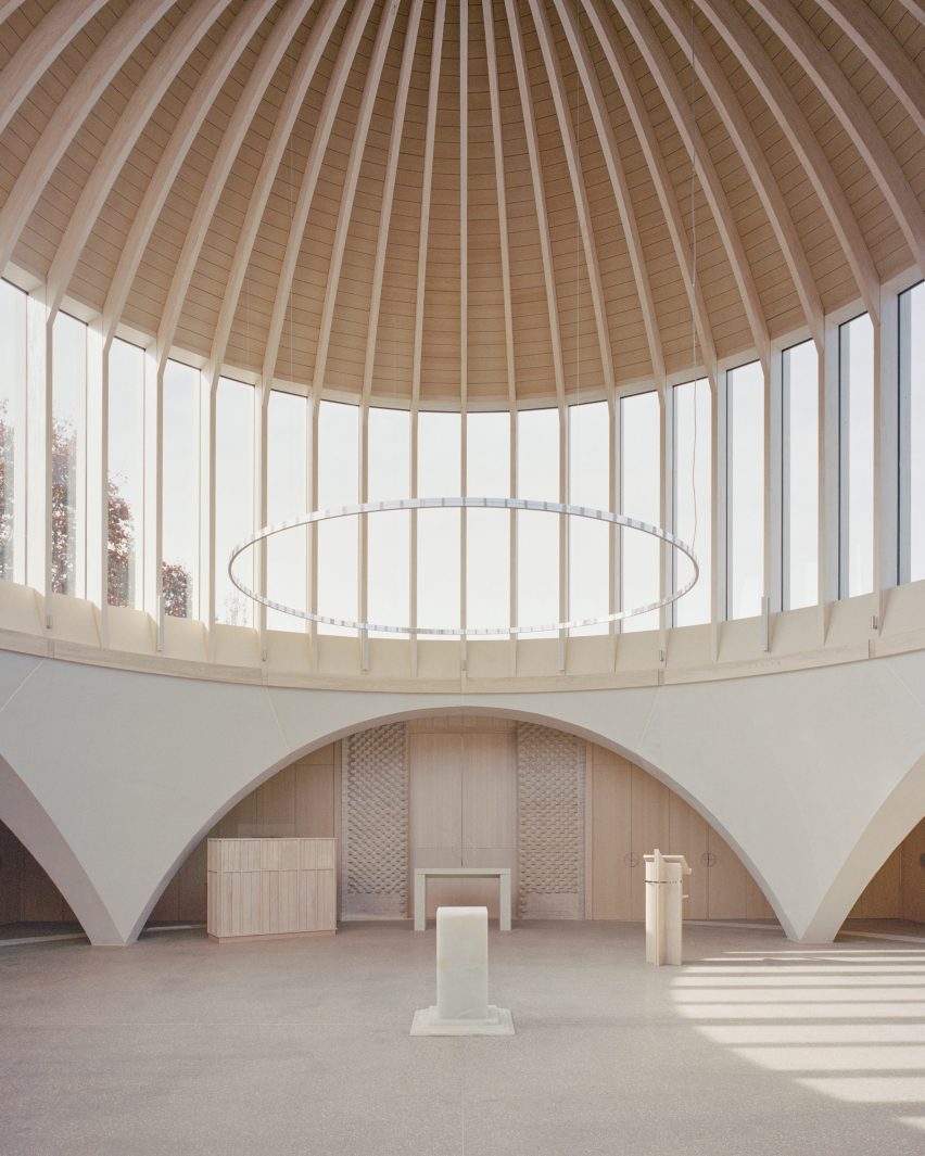 Interior del templo por James Gorst Architects