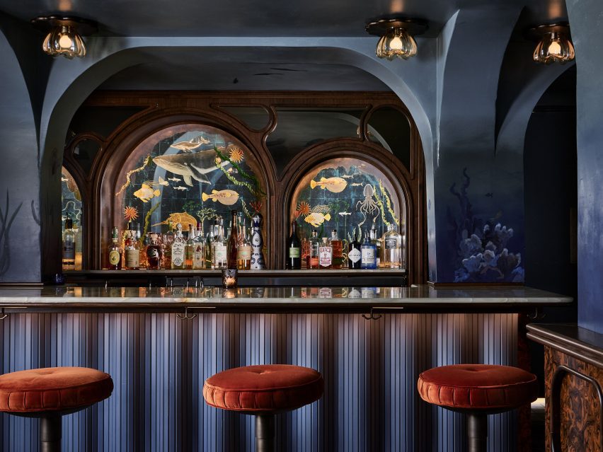 Area bar blu scuro con opere d'arte a specchio acquatico