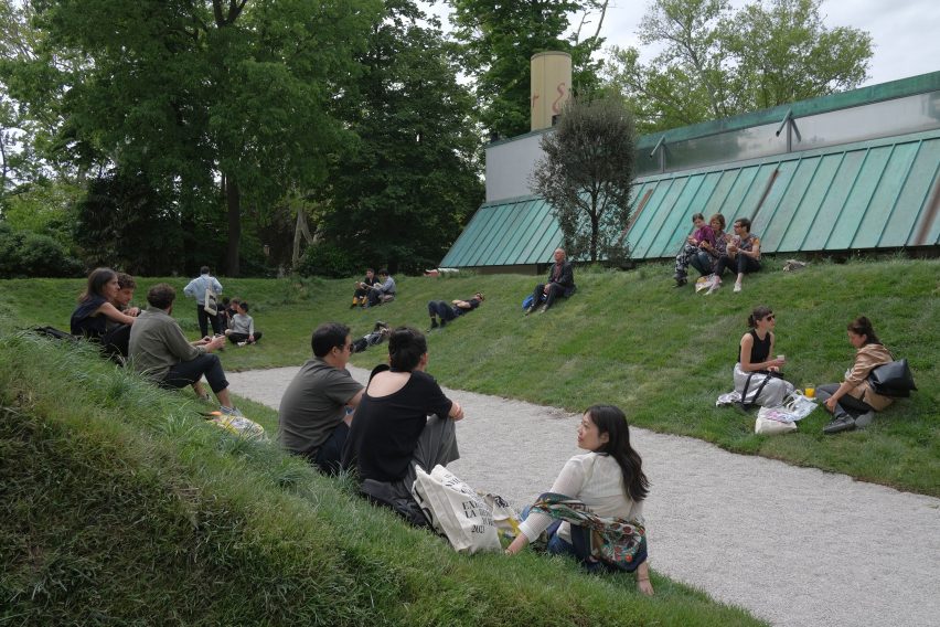 Personas sentadas en el Pabellón de Ucrania en la Bienal de Arquitectura de Venecia