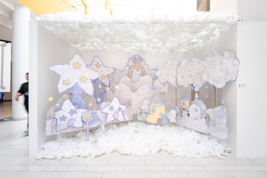Un display di installazione per studenti con soffici nuvole bianche e personaggi stellari ritagliati da cartoni animati