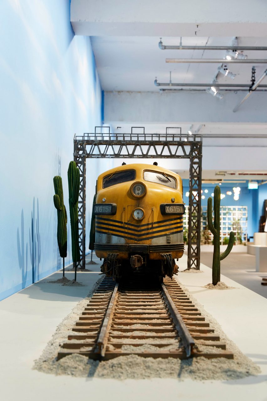 Un modelo de tren en una vía férrea