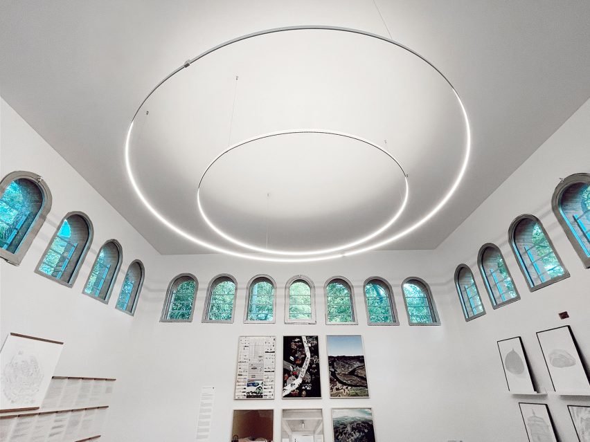 نمایشگاهی با فضای داخلی سفید و لامپ مدور