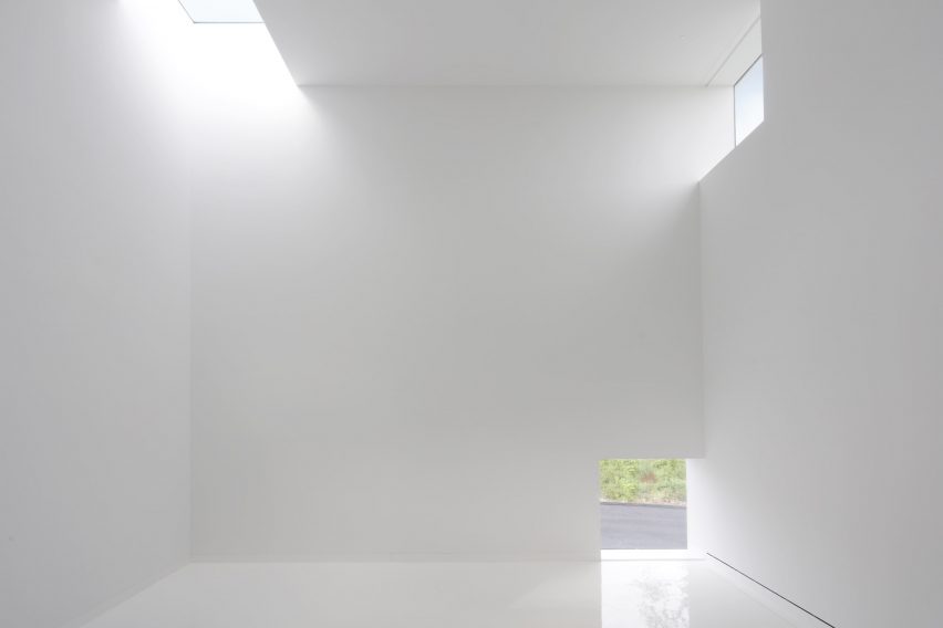 Luce bianca nello spazio della galleria bianca