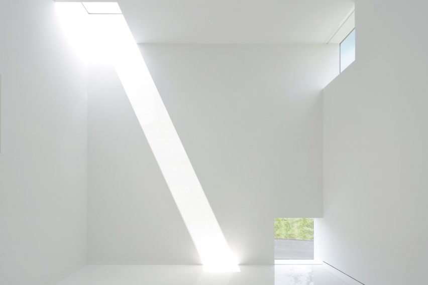 Белая комната с лучами солнечного света