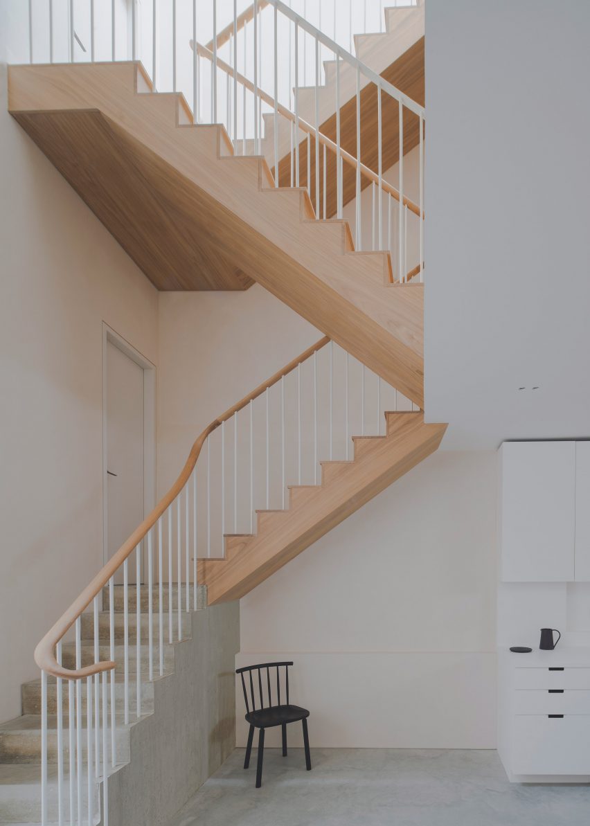 Wood and concrete staircase in London house by Bindloss Dawes