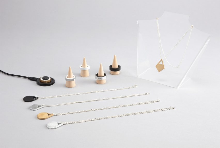 Display of smart rings and pendants in gold, silver and black